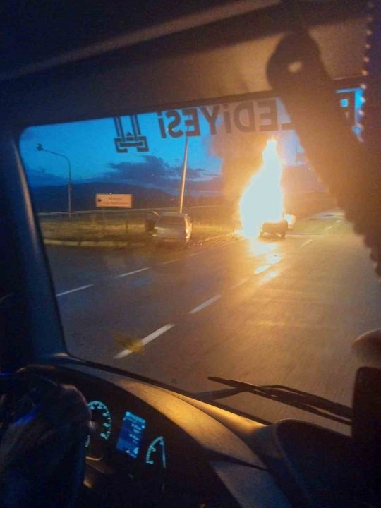 Erzurum’da araç cayır cayır yandı