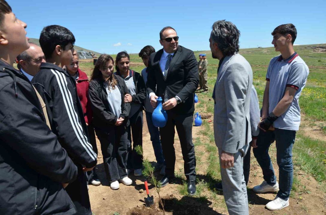 Bitlis'in Tatvan ilçesinde fidanlar toprakla buluştu