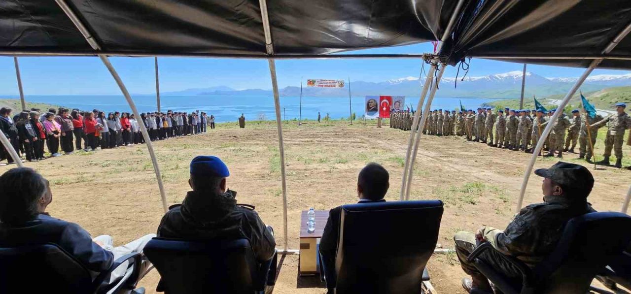 Bitlis'in Tatvan ilçesinde fidanlar toprakla buluştu