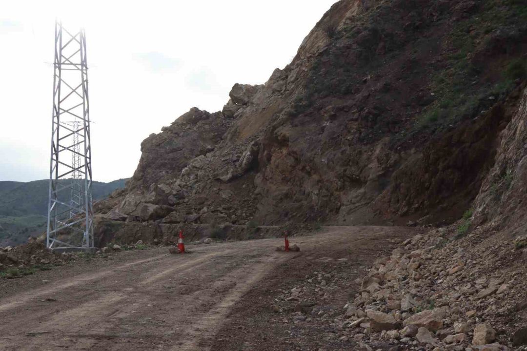 Dev kayalar yolu ulaşıma kapandı