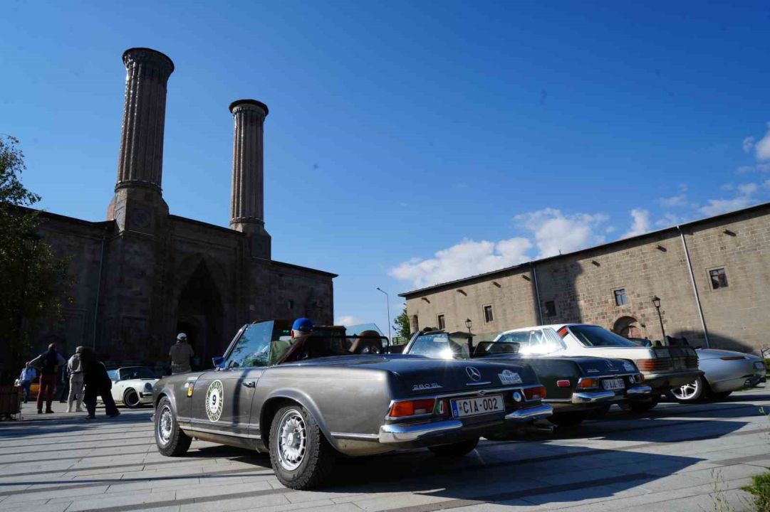 Klasik araç tutkunlarının  Türkiye turu Erzurum’dan başladı