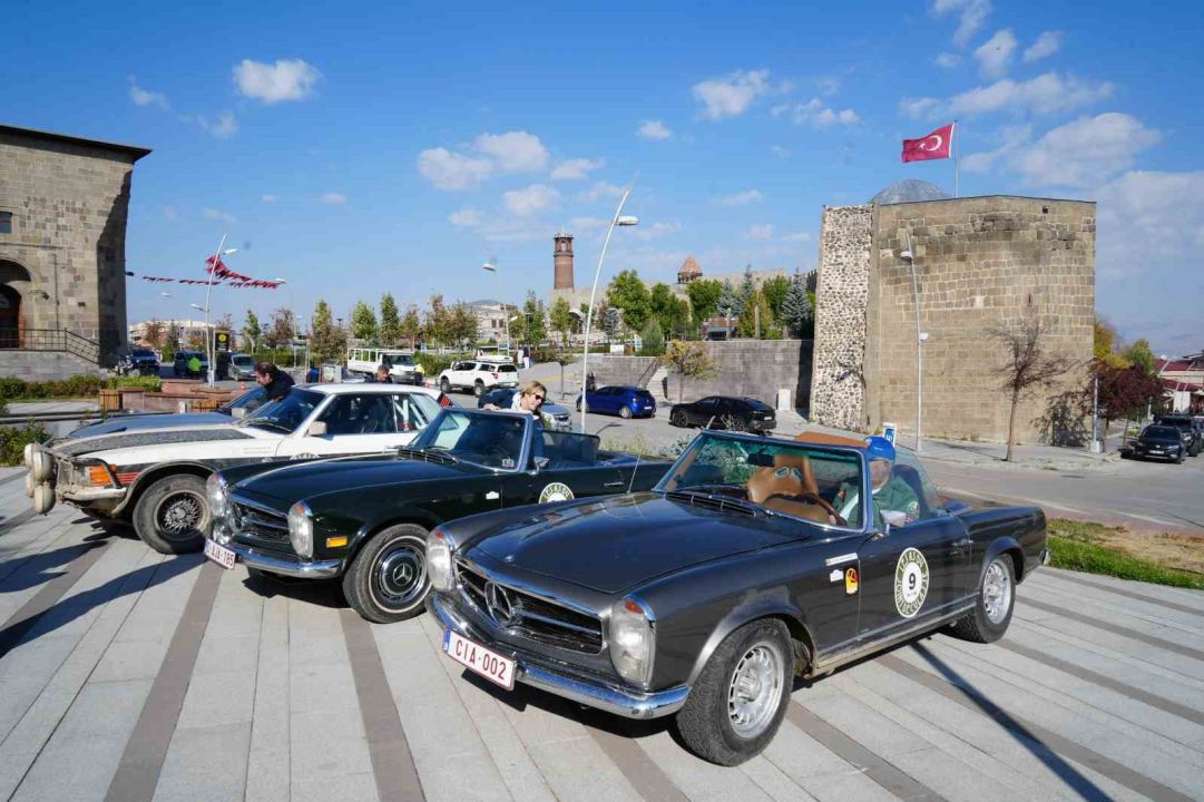 Klasik araç tutkunlarının  Türkiye turu Erzurum’dan başladı