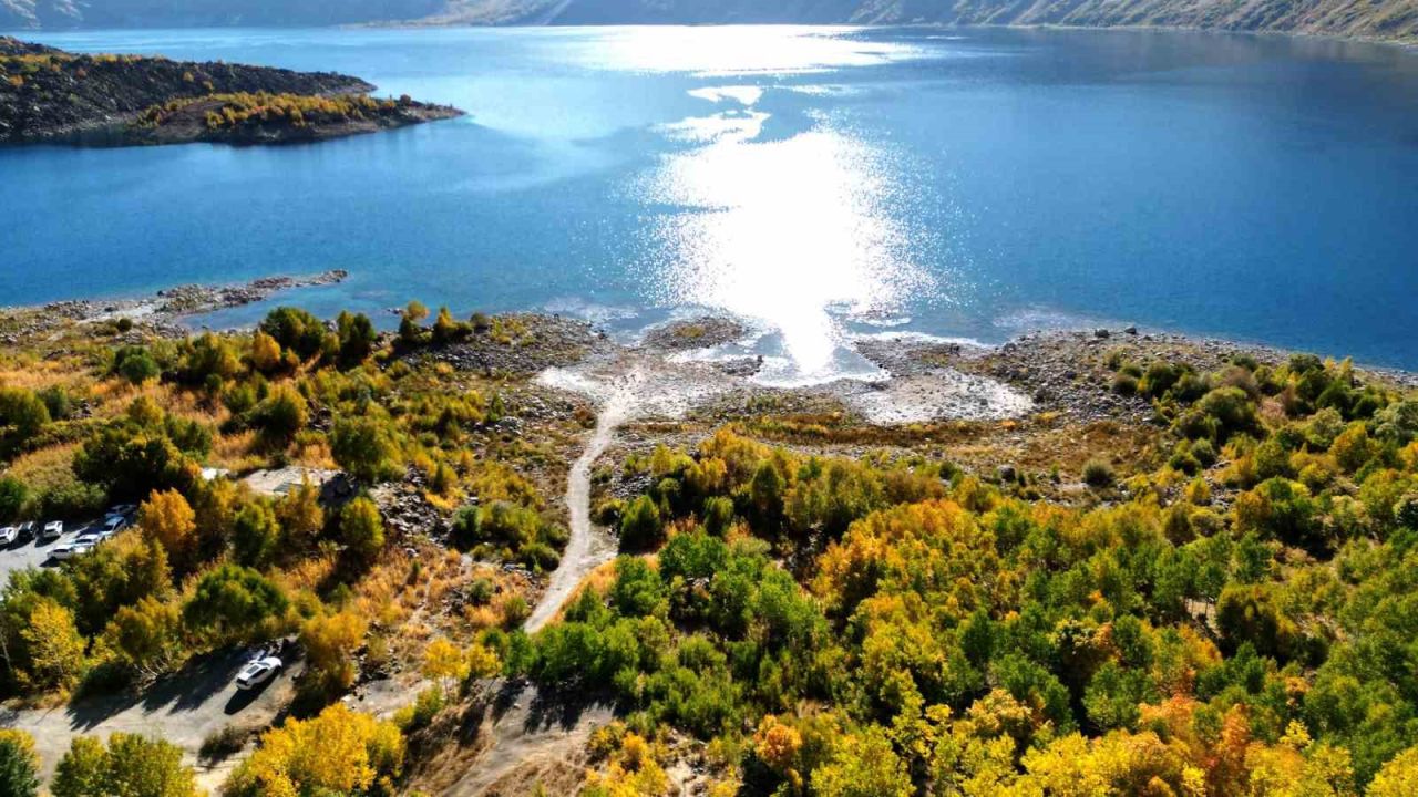 Bitlis Nemrut’ta kartpostallık sonbahar manzaraları