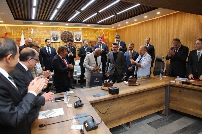 Köprü dizisine de konu olan Erzincan’ın güleç yüzü Tuncay’a, Validen doğum günü sürprizi