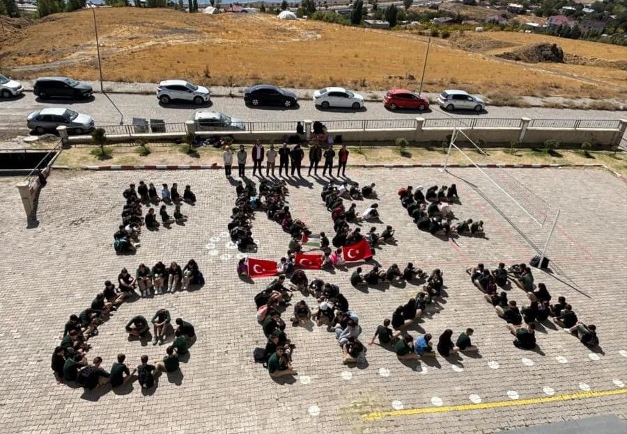 Bitlis Ahlat’ta öğrenciler zulme sessiz kalmadı
