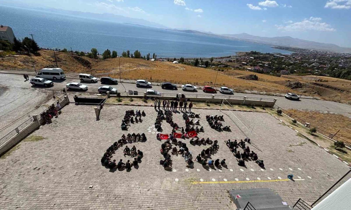 Bitlis Ahlat’ta öğrenciler zulme sessiz kalmadı