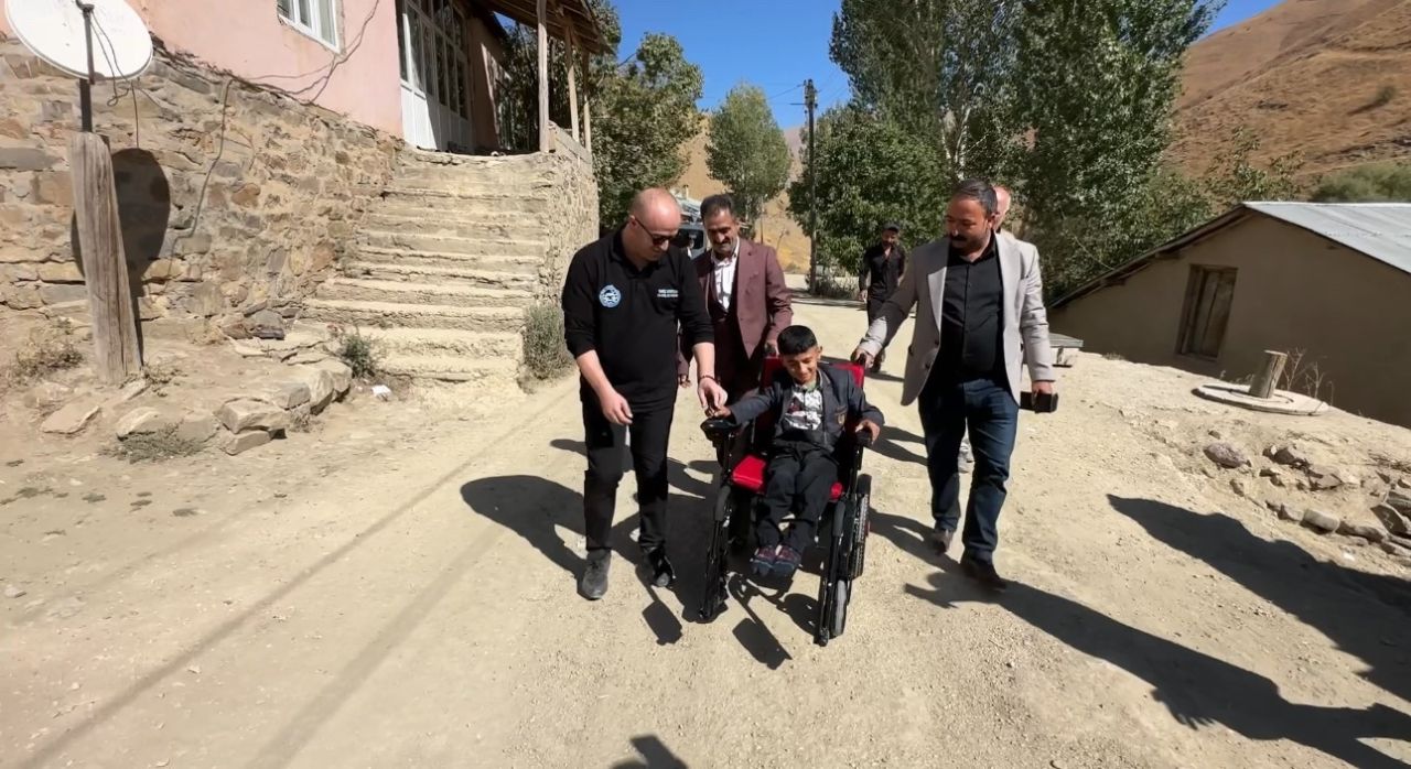 Sınır köyündeki iki özel çocuğun yüzü hasta yatağı ve akülü sandalyeyle güldü