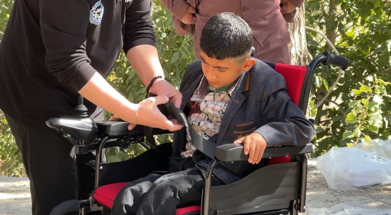 Sınır köyündeki iki özel çocuğun yüzü hasta yatağı ve akülü sandalyeyle güldü