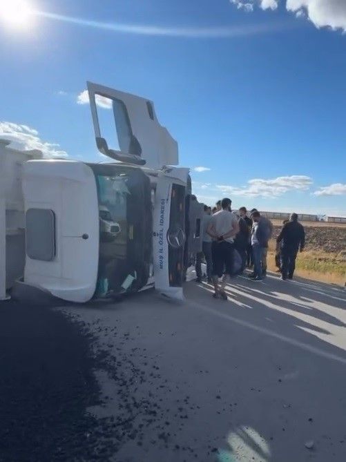 Asfalt yüklü kamyon devrildi: 1 yaralı