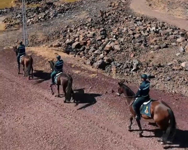 Van İl Jandarma Komutanlığı Tarihi Zeyn Kalesi’nin eteklerinde atlı jandarma devriyesi attı