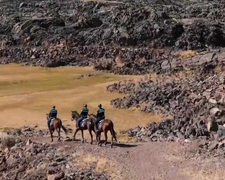 Van İl Jandarma Komutanlığı Tarihi Zeyn Kalesi’nin eteklerinde atlı jandarma devriyesi attı
