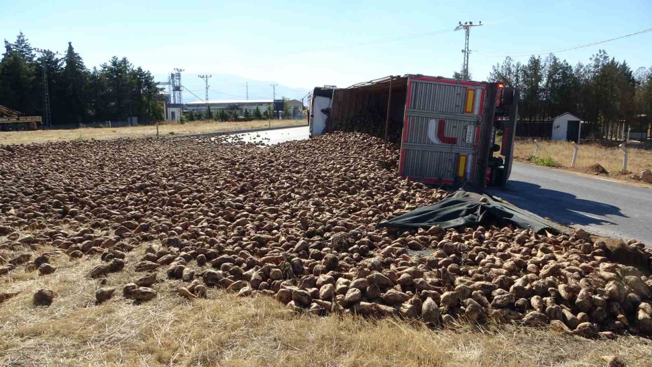 Pancar yüklü tır devrildi: 1 yaralı