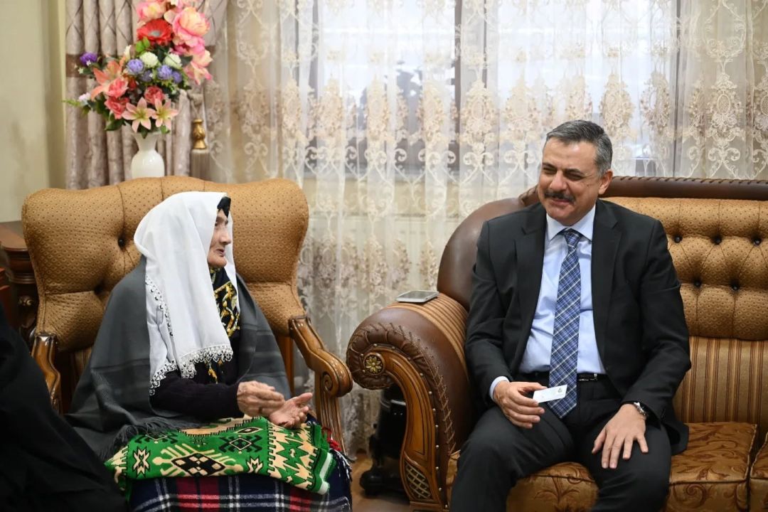 Vali Çiftçi 95 yaşındaki Şahteret nineyi evinde ziyaret etti