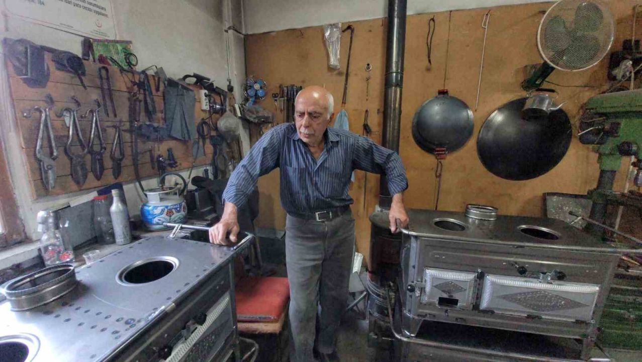 Erzincan'da unutulmaya yüz tutan meslek ustası. Yaptığı sobalarla içleri ısıtıyor