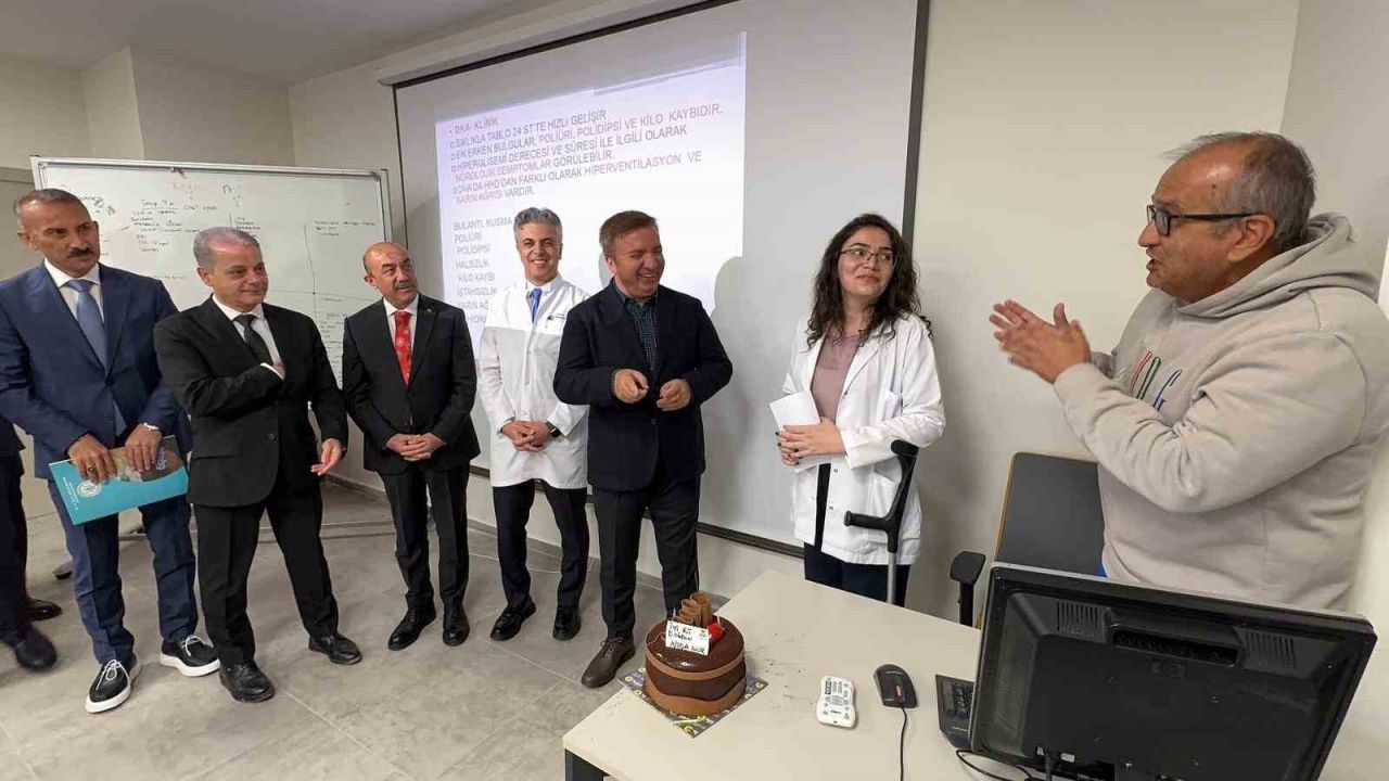 Erzincan Valisi Hamza Aydoğdu tıp öğrencisine doğum günü sürprizi yaptı