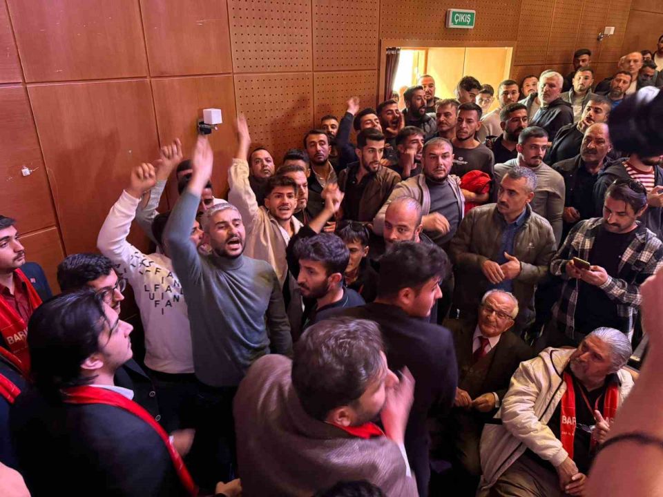 CHP İl Kongresi’nde yumruklar havada uçuştu