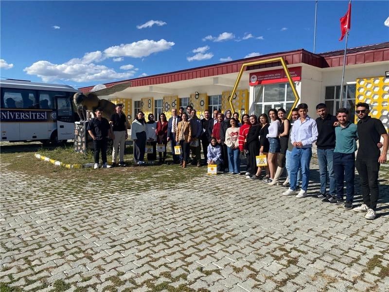 Öğrencilerden kapsamlı arıcılık gezisi