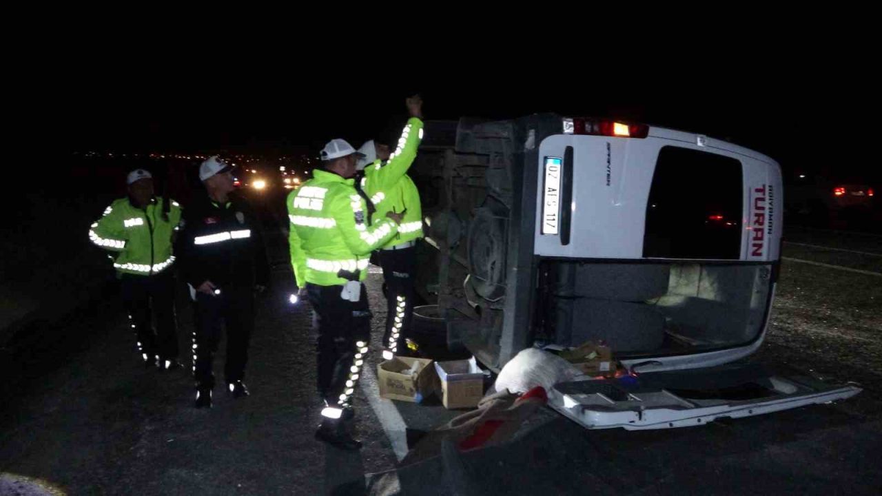 Tur midibüsü devrildi: 13’ü öğrenci 14 kişi yaralandı