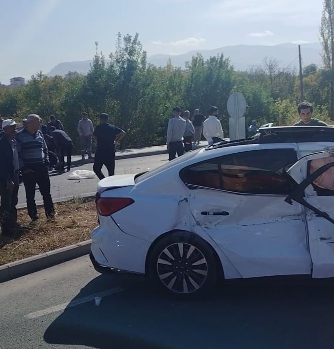 Üç aracın karıştığı kazada, 1’i ağır 3 kişi yaralandı