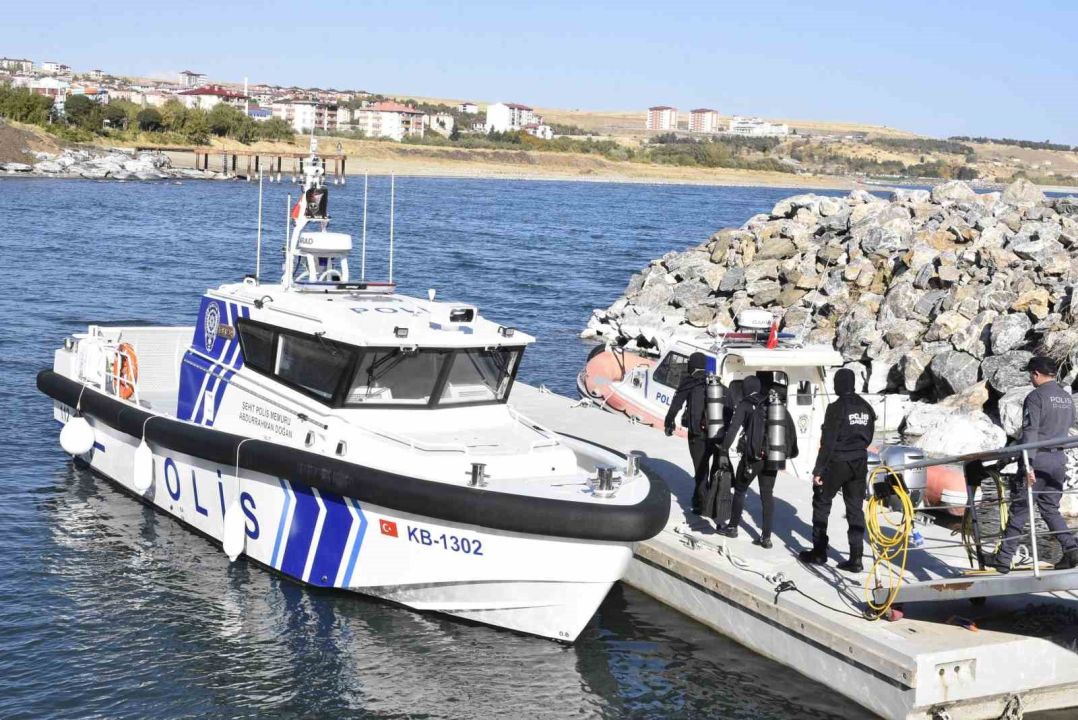 Kurbağa adamlar ve deniz polisi Van Gölü’nde kaçakçılara göz açtırmıyor
