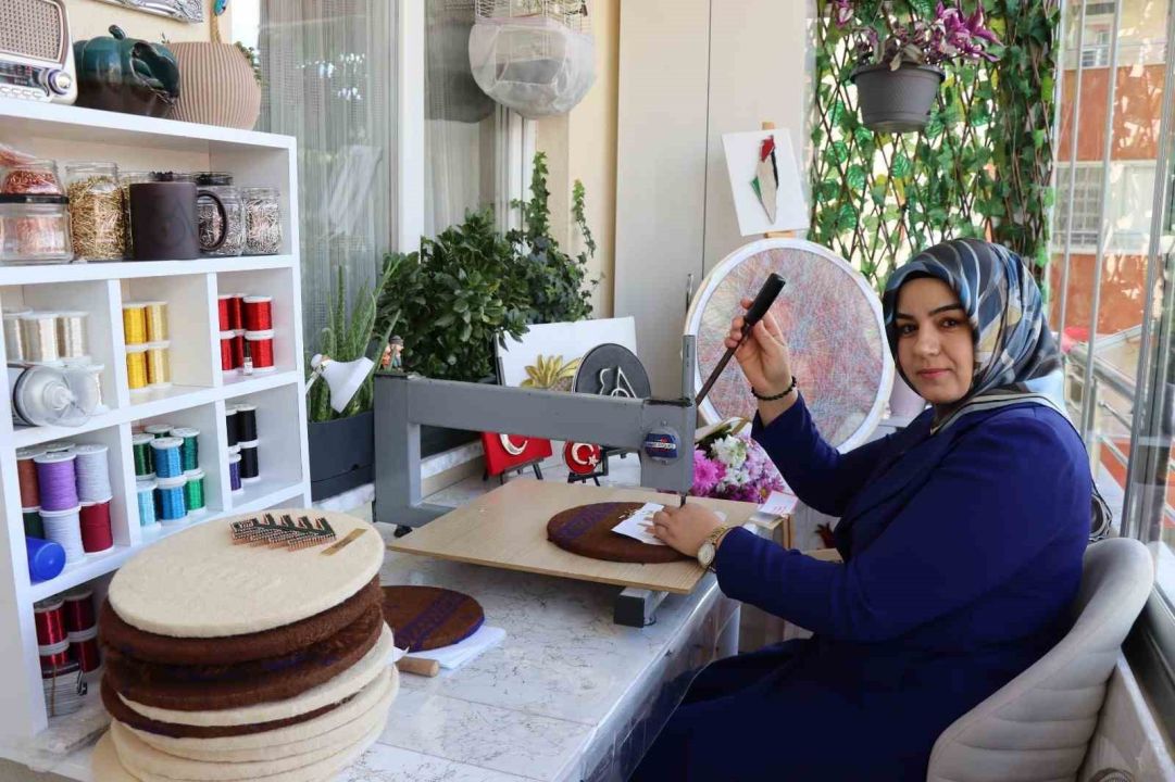 Filografi ve erhamın buluştuğu tablolar dikkat çekiyor