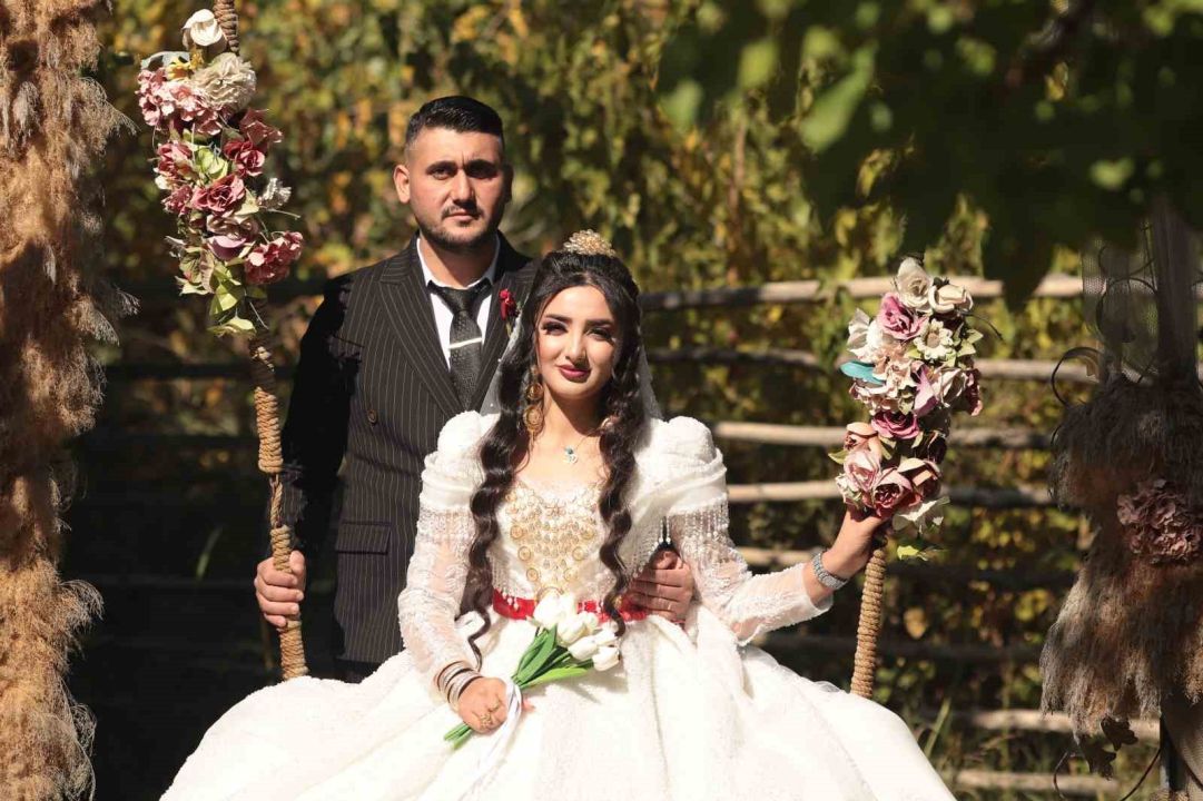 Iğdır’da İranlı gelin düğününde geleneklerini uyguladı, davetliler ilgiyle izledi