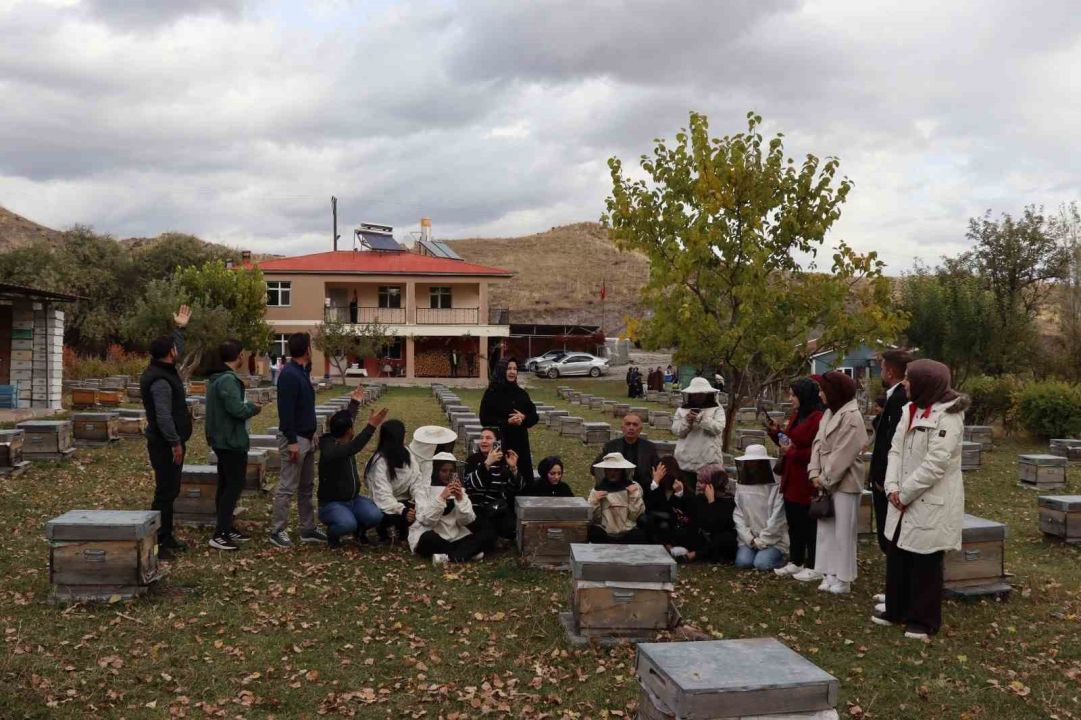 Erzurumlu gençler organik arıcılığı öğrendi