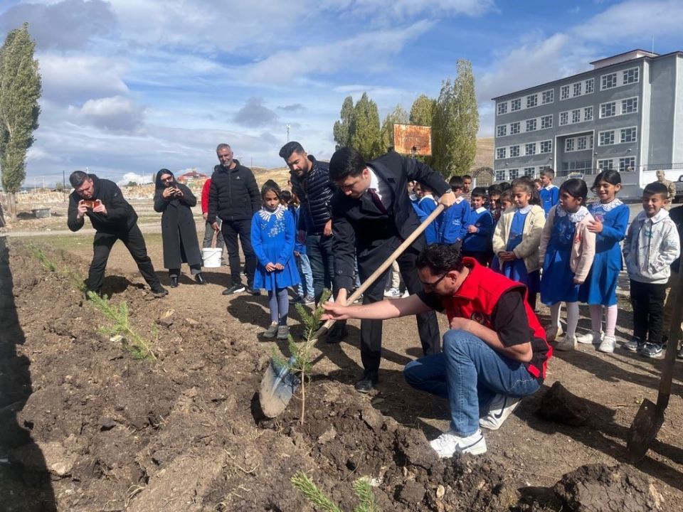 Kars’ta öğrenciler fidanları toprakla buluşturdu