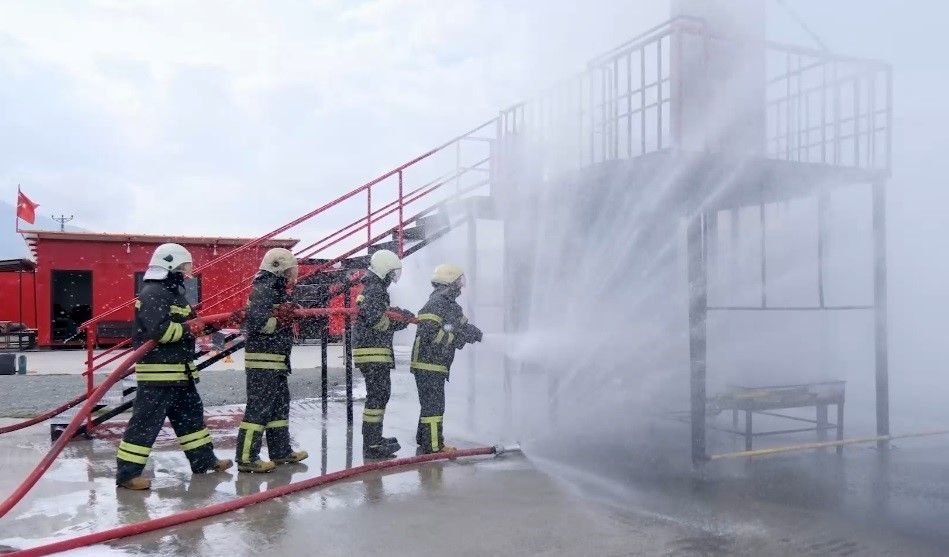 Erzincan’da hizmete sokulan itfaiye eğitim merkezinde tatbikat