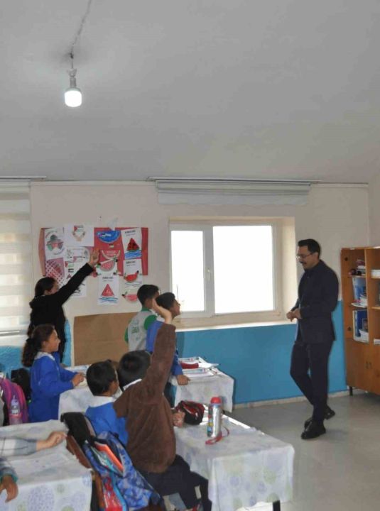 Akyaka Kaymakamı Demirtaş, okul ziyaretlerini sürdürüyor