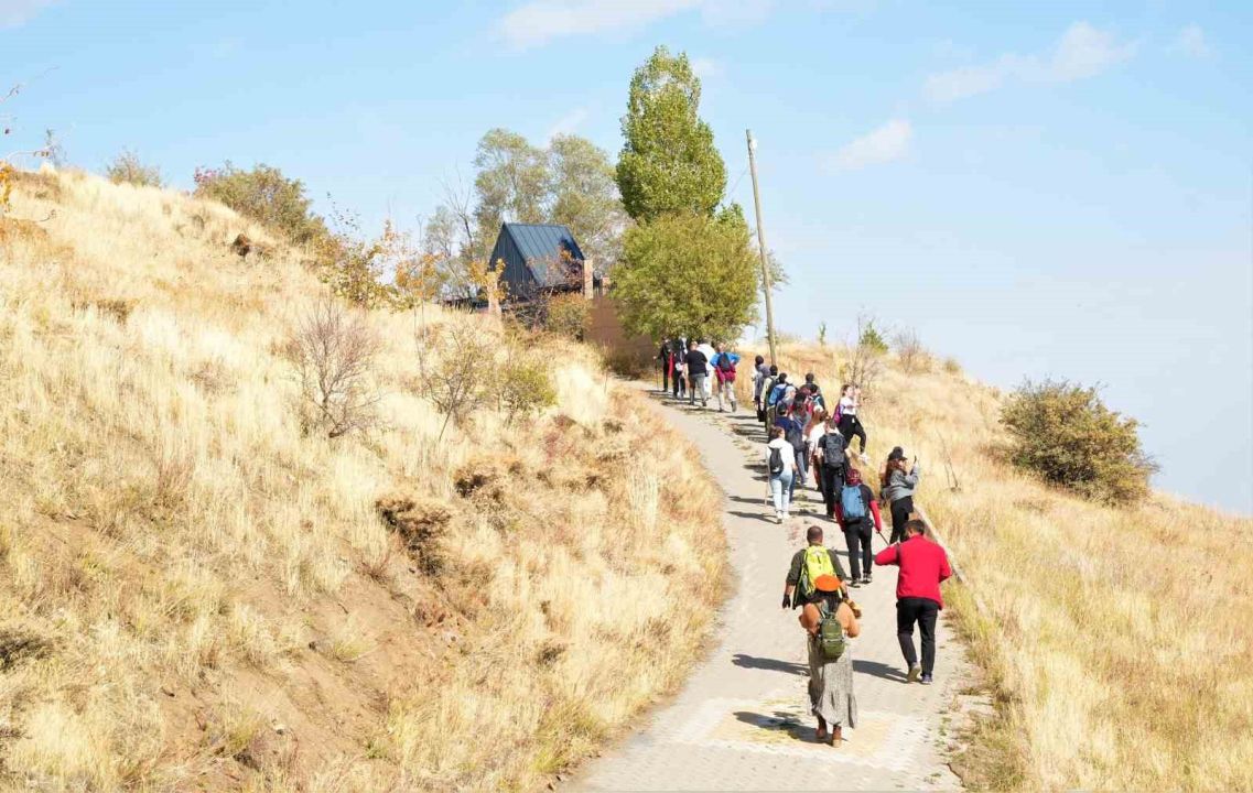 Muş’ta doğaseverler sonbaharın renkleri arasında yürüyüş yaptı