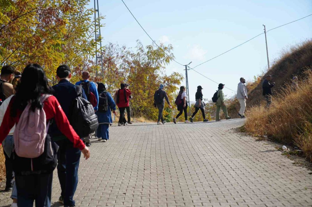 Muş’ta doğaseverler sonbaharın renkleri arasında yürüyüş yaptı