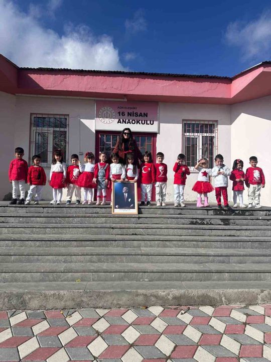 Eleşkirt’te Anaokulu Öğrencileri 29 Ekim’i coşkuyla kutlandı