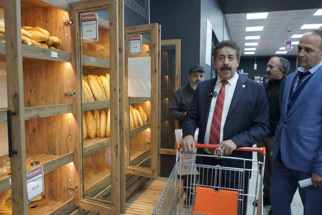 Ak Parti Erzurum Milletvekili Abdurrahim Fırat, Halk Pazarı marketinde alışveriş yaptı