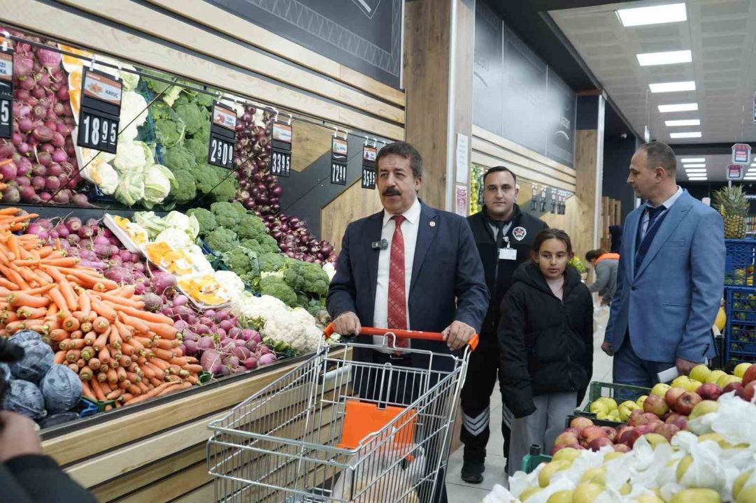 Ak Parti Erzurum Milletvekili Abdurrahim Fırat, Halk Pazarı marketinde alışveriş yaptı