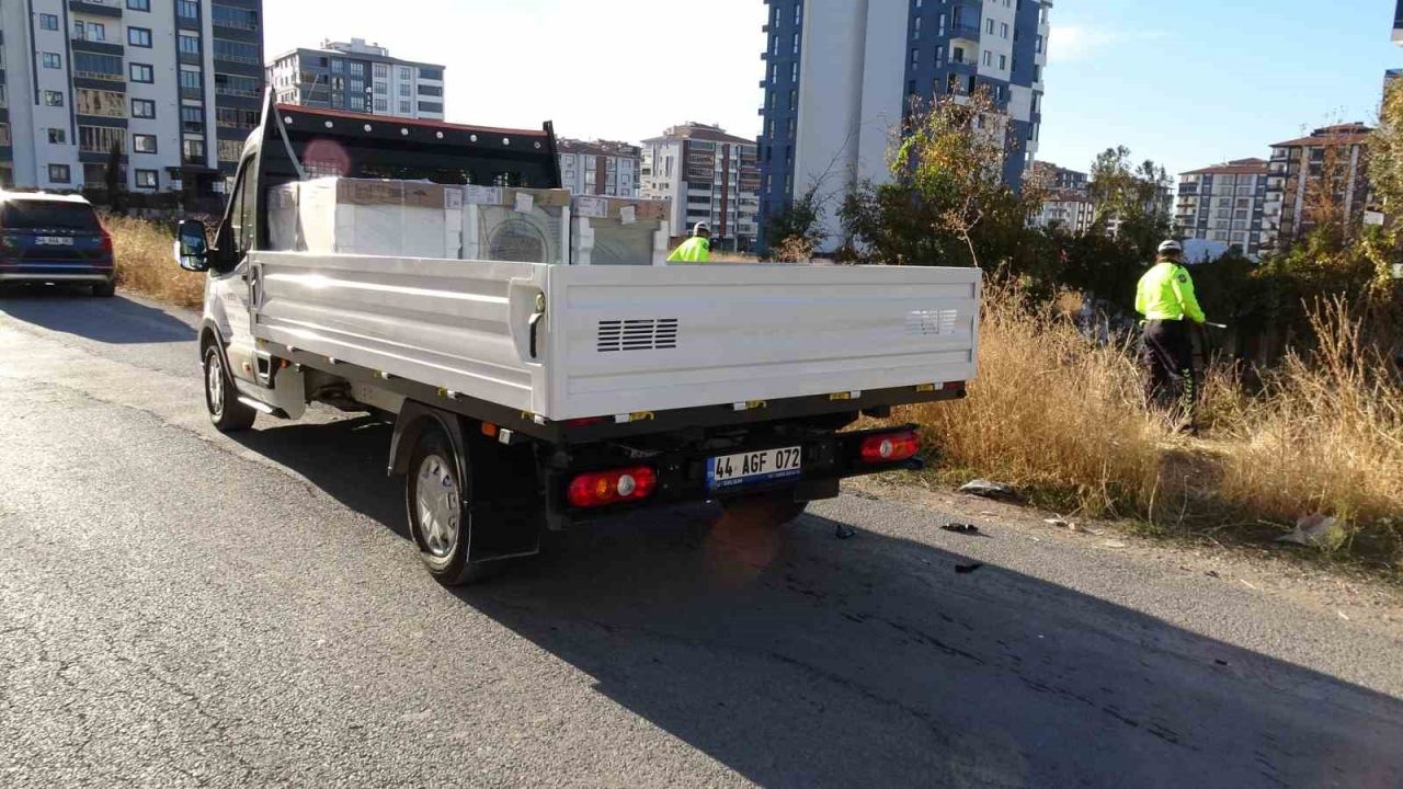 Malatya’da kamyonet ile elektrikli bisiklet çarpıştı: 2 yaralı
