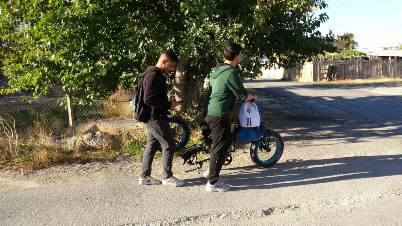 Malatya’da kamyonet ile elektrikli bisiklet çarpıştı: 2 yaralı