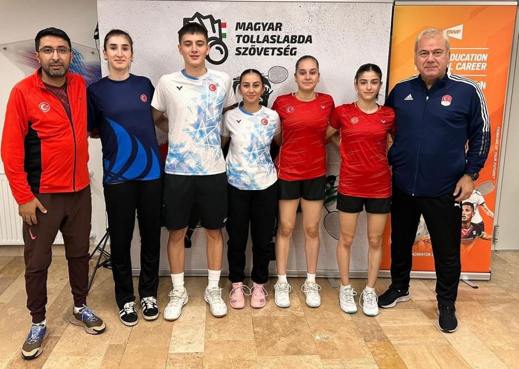 Milli badmintoncular Avrupa’da yarı finalde