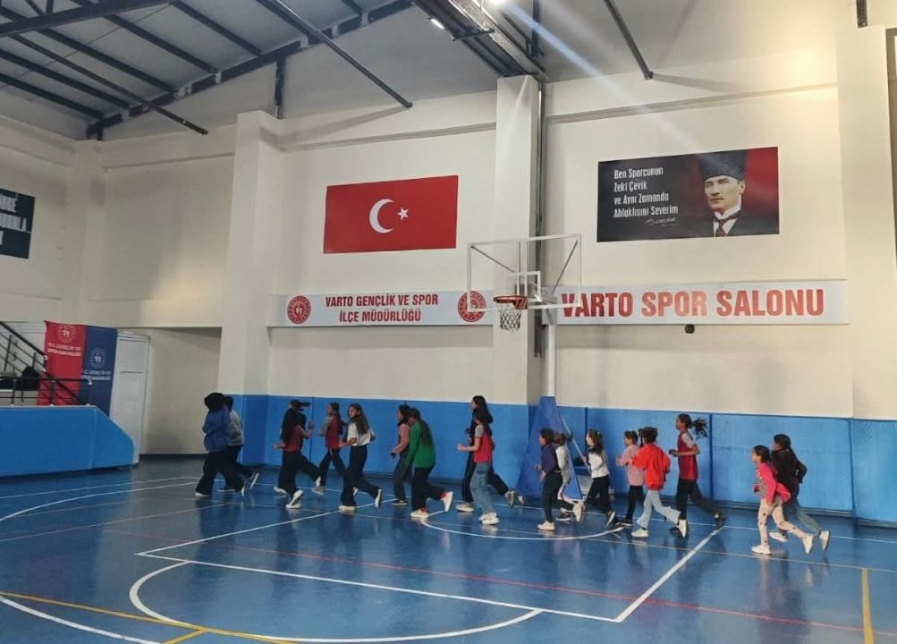 Muaş Varto’da voleybol kursuna yoğun ilgi