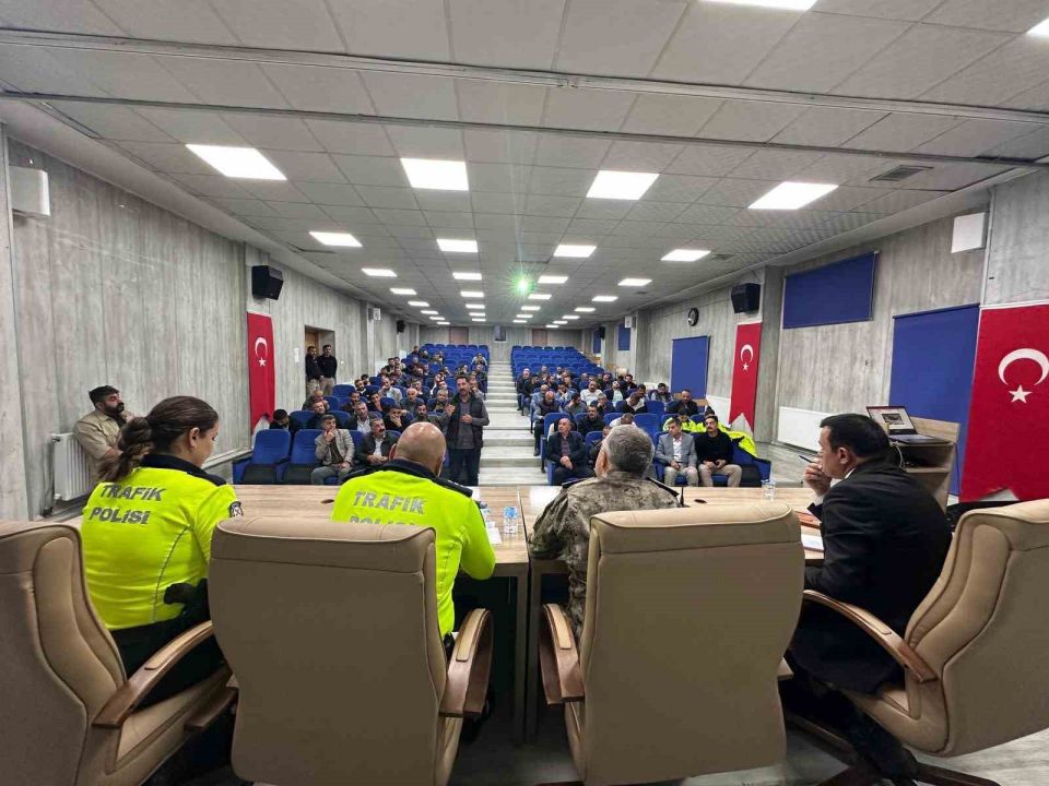 Hakkari Emniyet Müdürü Ayata, şoför esnafıyla bir araya geldi