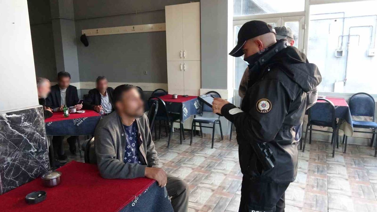 Polis Erzurum'da göçmen operasyonu gerçekleştirdi