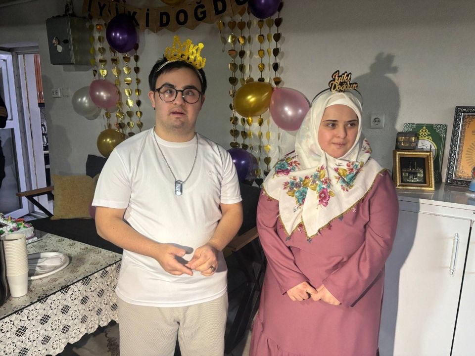 Erzincanlı gençlerden down sendromlu kardeşlere yürek ısıtan doğum günü sürprizi