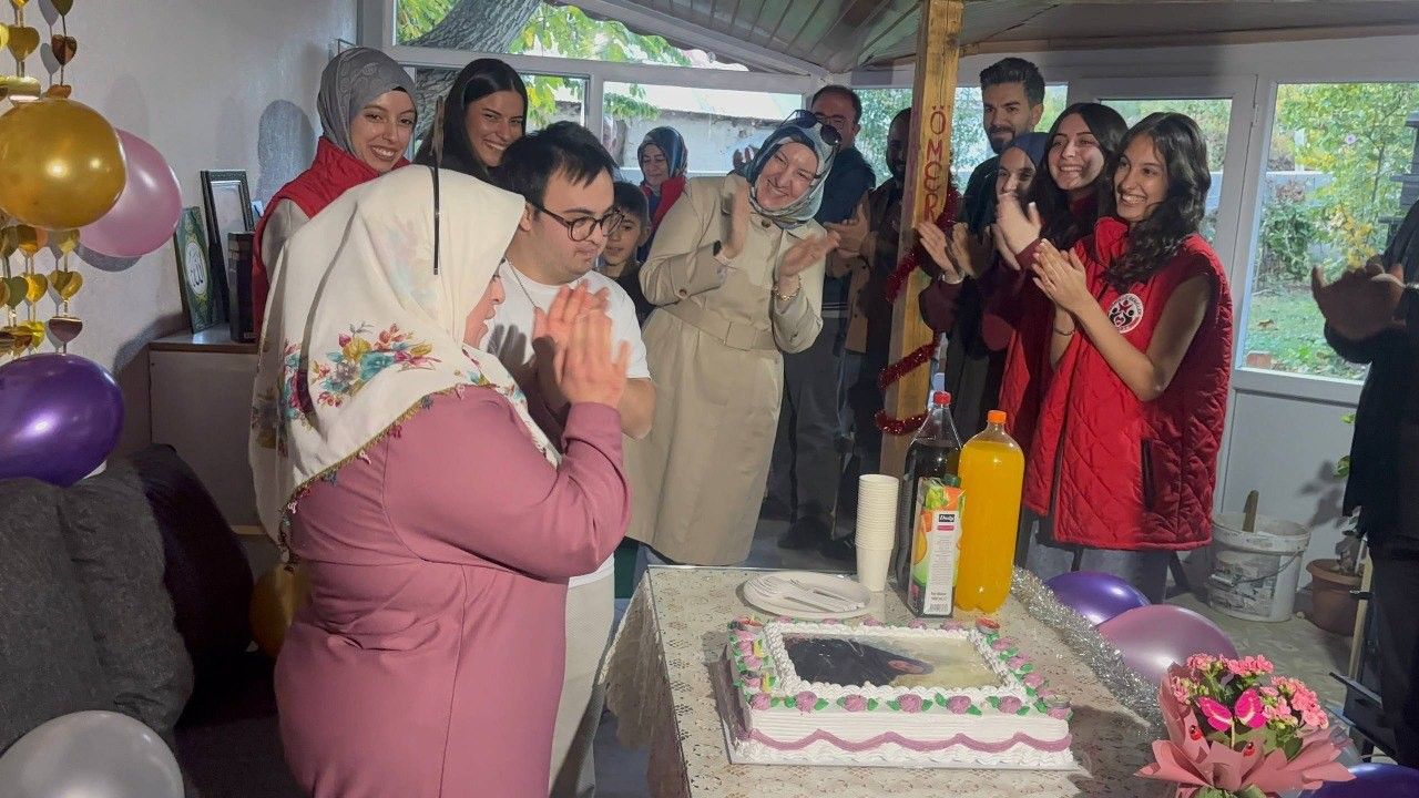 Erzincanlı gençlerden down sendromlu kardeşlere yürek ısıtan doğum günü sürprizi