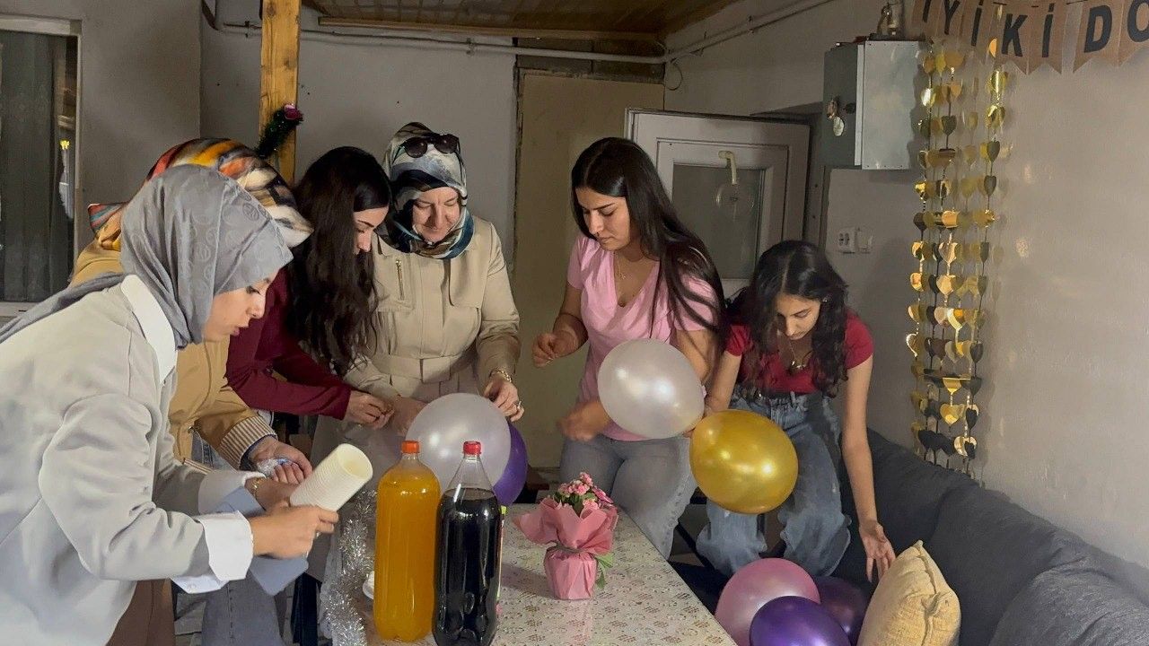 Erzincanlı gençlerden down sendromlu kardeşlere yürek ısıtan doğum günü sürprizi