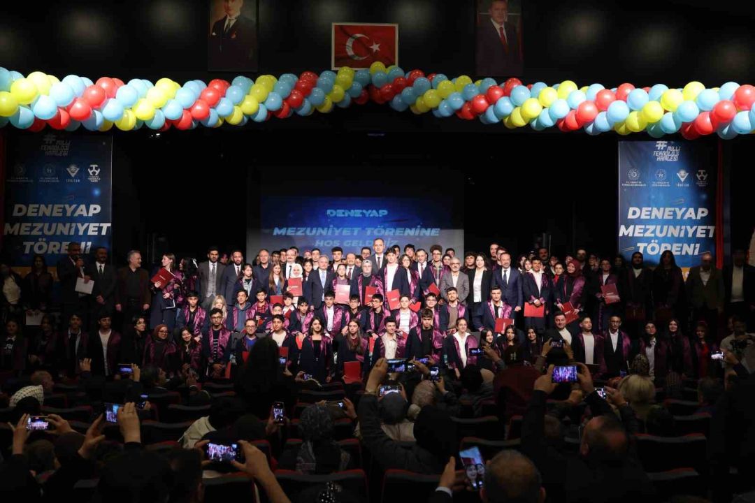 Erzurum'da geleceğin teknoloji yıldızları Deneyap Mezuniyet töreninde buluştu