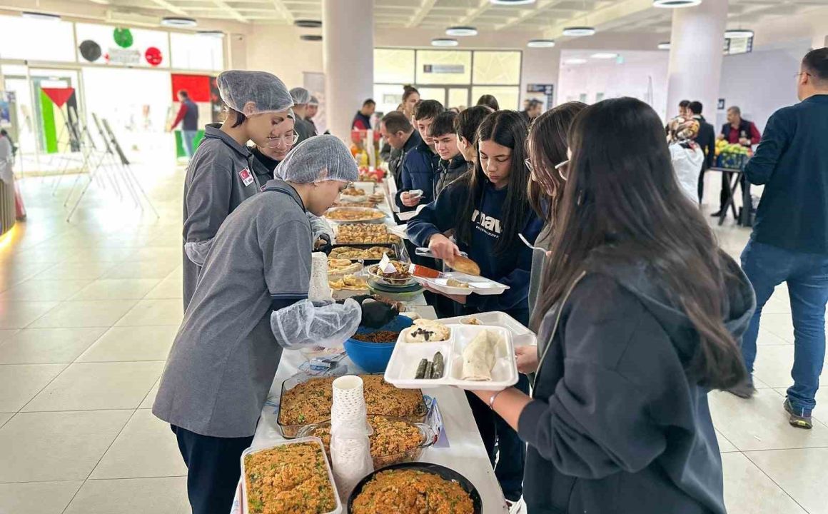 Erzurum'da Atatürk Üniversitesi Özel Vakıf Okullarından Filistin’e destek