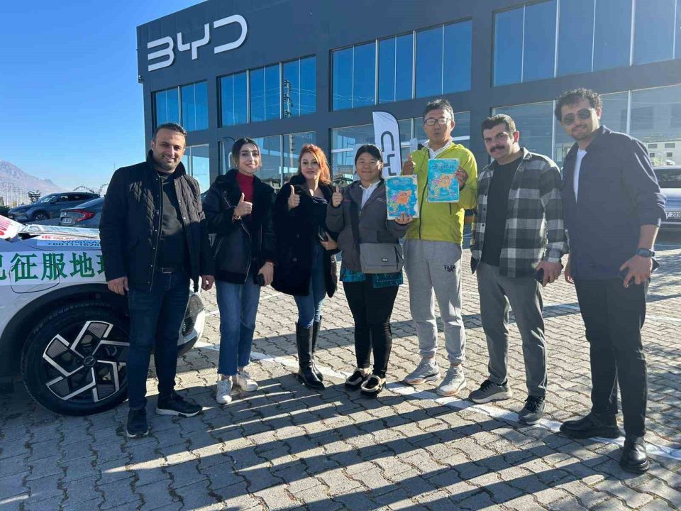 Elektrikli araçla dünya turuna çıkan çevreci çift Van’a ulaştı