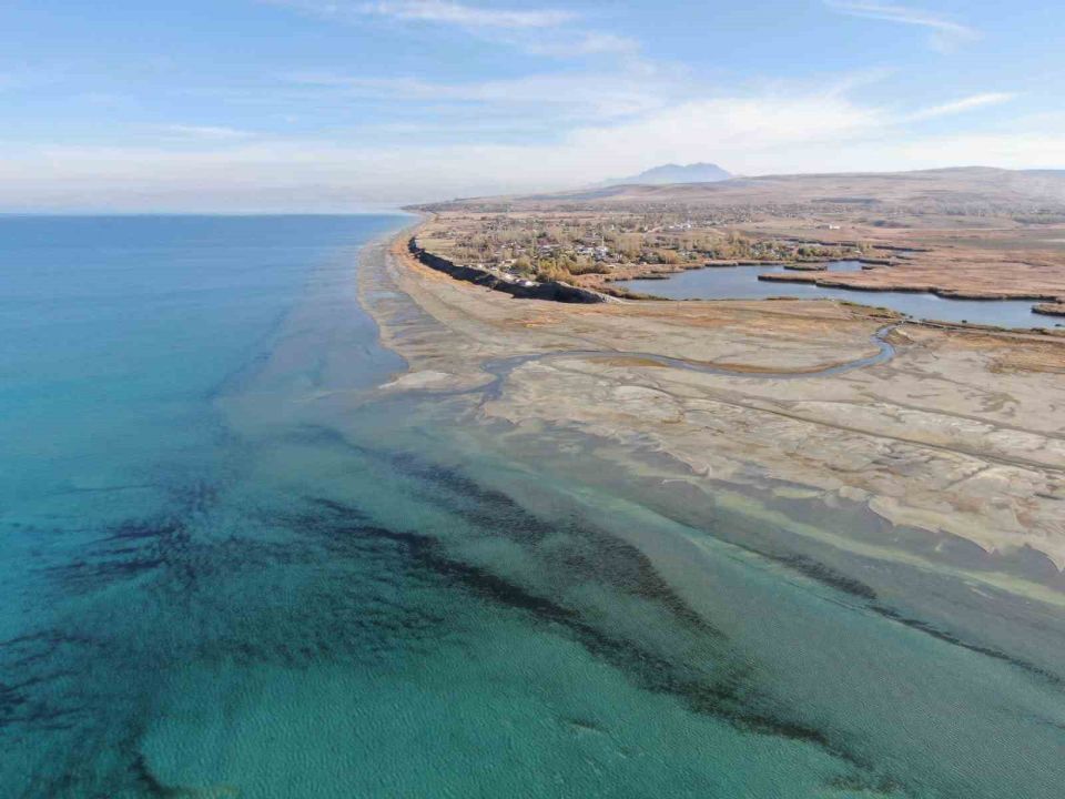 Renkli yazlardan sessiz çöl manzarasına: Van Gölü’nün 8 yıllık değişimi