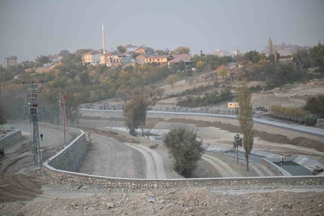 Taşkın, meclis üyeleriyle yatırımları inceledi