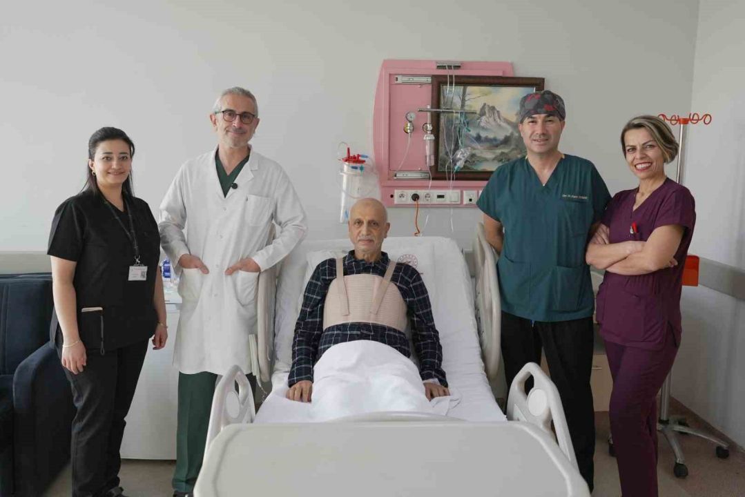 Malatya’da kalp tümörü ve üç damar tıkanıklığı aynı ameliyatta tedavi edildi